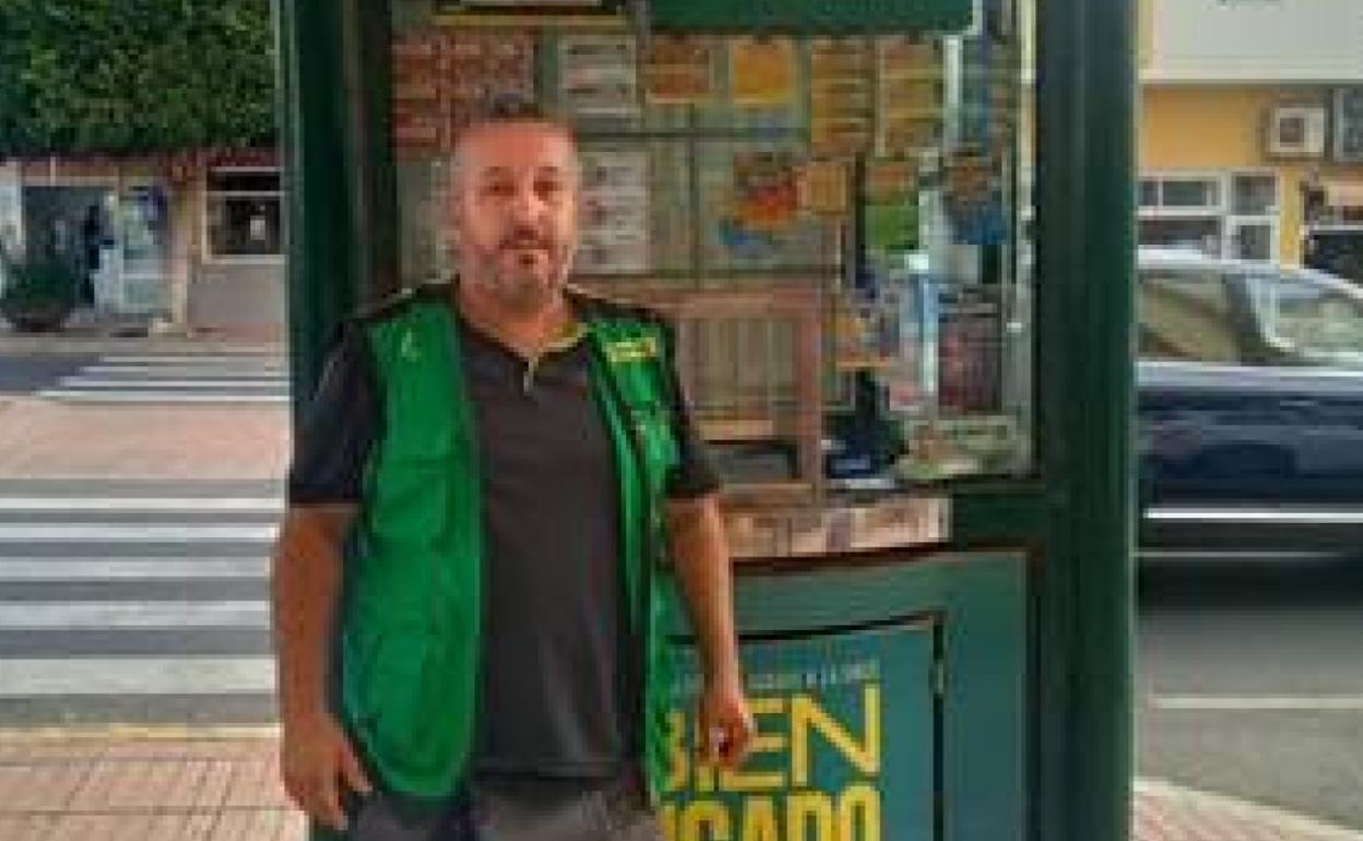 Vendedor que repartió cupones que resultaron agraciados. 