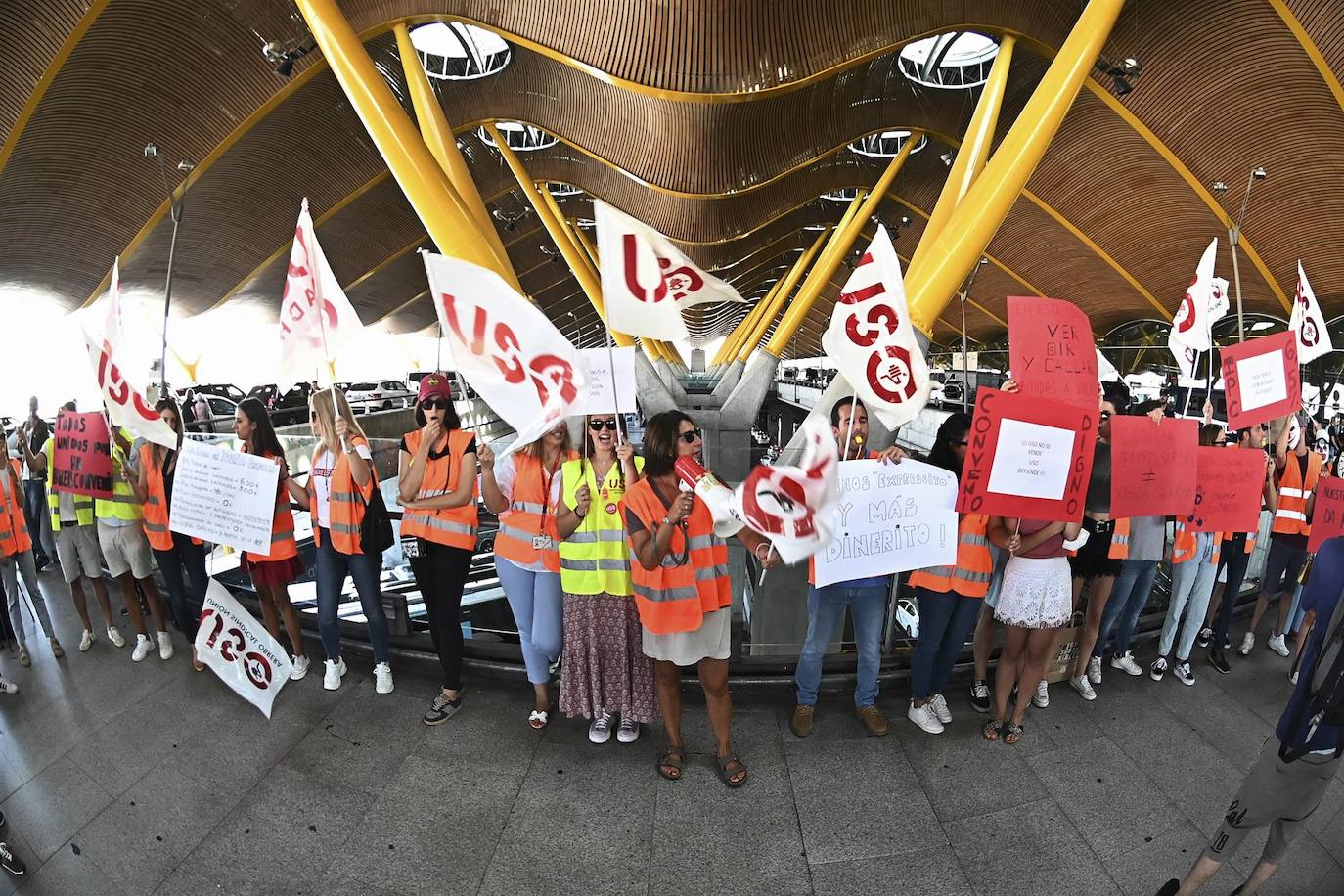 Imagen del primer día de protestas en el aeropuerto Adolfo Suárez Madrid-Barajas. 