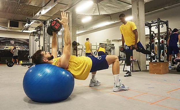 Jovan Kljajic trabaja en el gimnasio. 