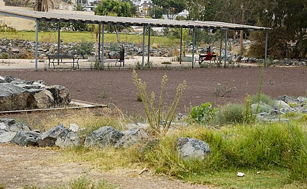 Los vecinos denuncian el estado en el que está el parque que llaman de Las Piedras. 