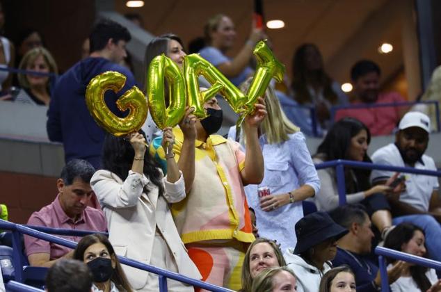 Fans de Serena muestran globos durante el partido.