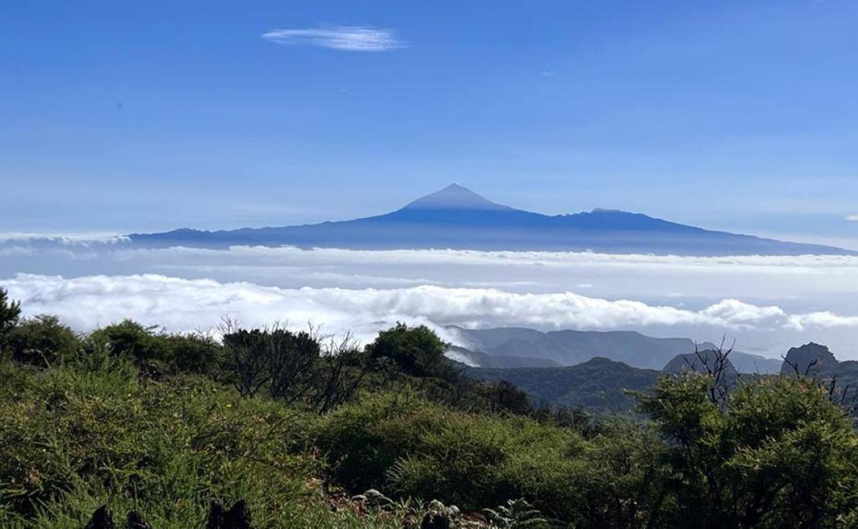 El Teide visto desde la isla de La Gomera. 