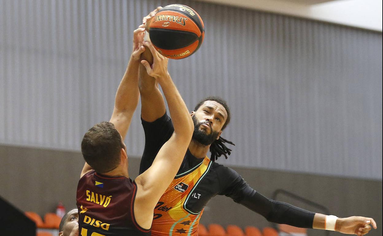 Miquel Salvó pugna por un balón con Webb. 