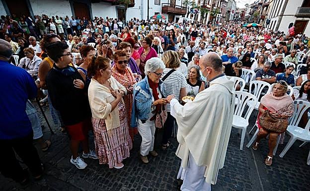 Galería. La basílica de Teror abrió sus puertas de par en par para recibir a los visitantes. 