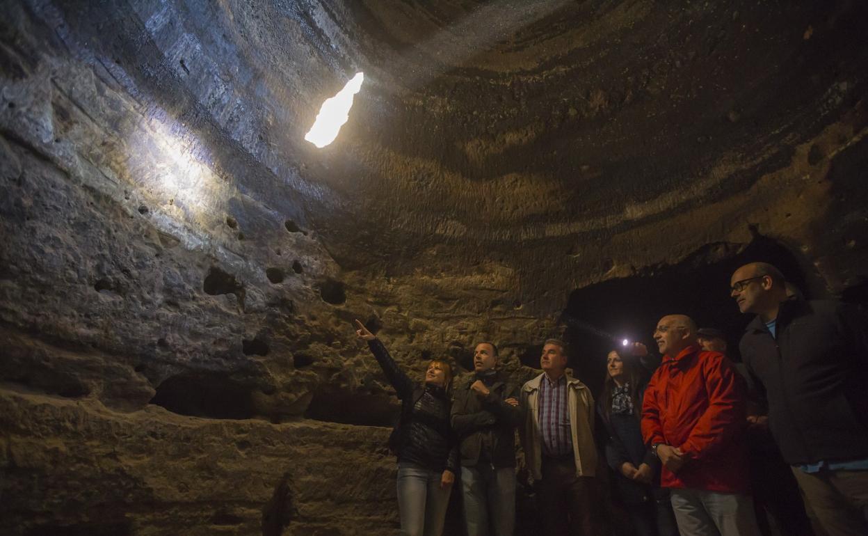 Imagen de archivo de autoridades del Cabildo en una visita a la cueva santuario de Risco Caído. 