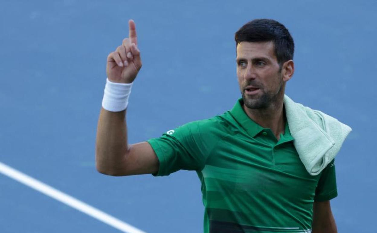 El serbio Novak Djokovic hace un gesto tras un partido. 