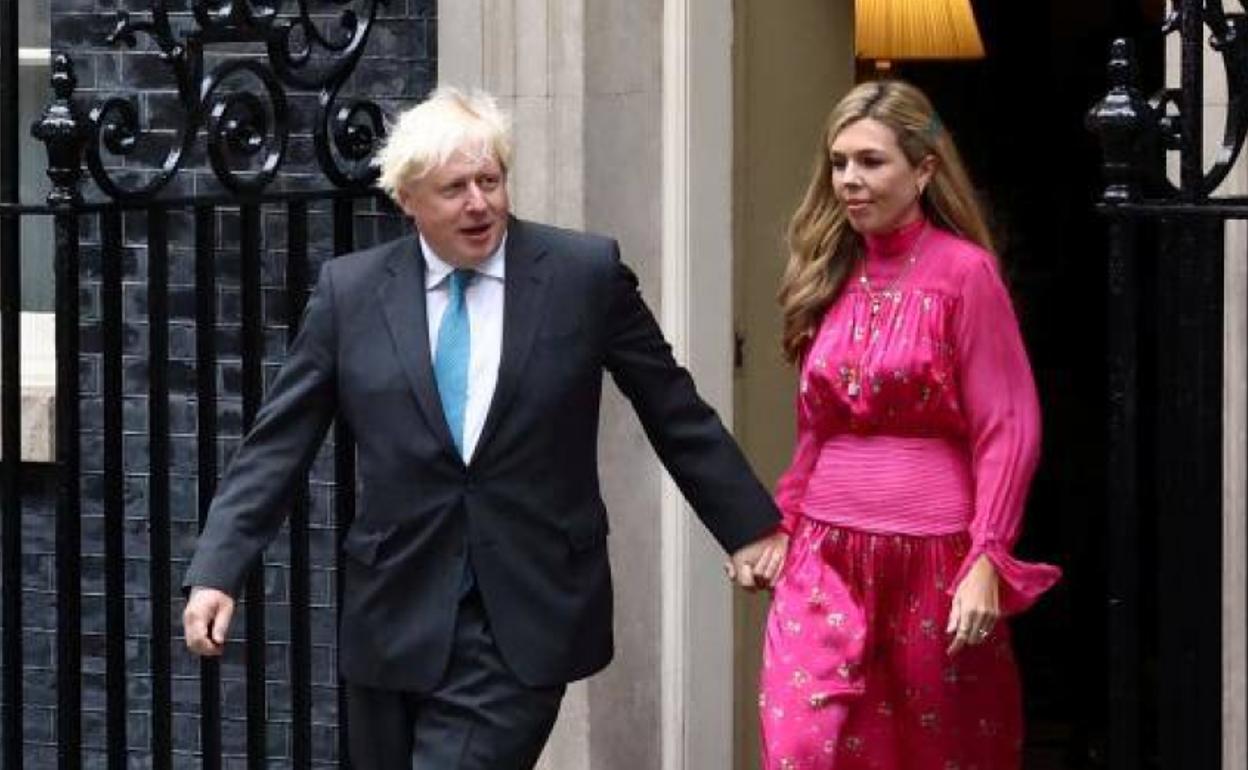 Boris Johnson junto a su mujer, Carrie, este lunes a su salida del número 10 de Downing Street