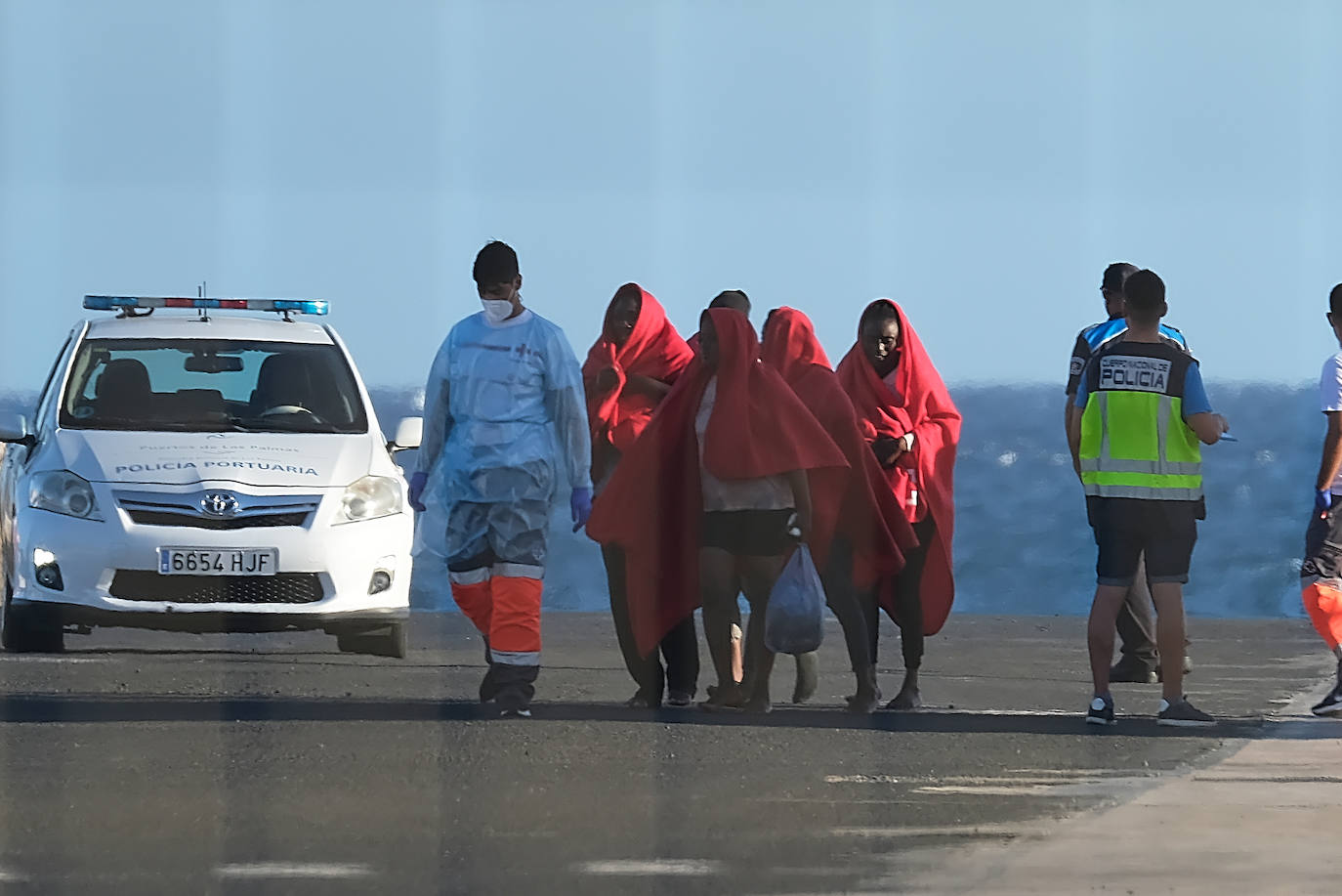 eterno insertar polvo Fotos: Trasladan a Puerto Rosario en Fuerteventura a 44 inmigrantes  rescatados de una patera. | Canarias7