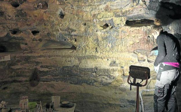 Trabajos de instalación de la réplica exacta de la cueva seis de Risco Caído en el centro de Artenara. 