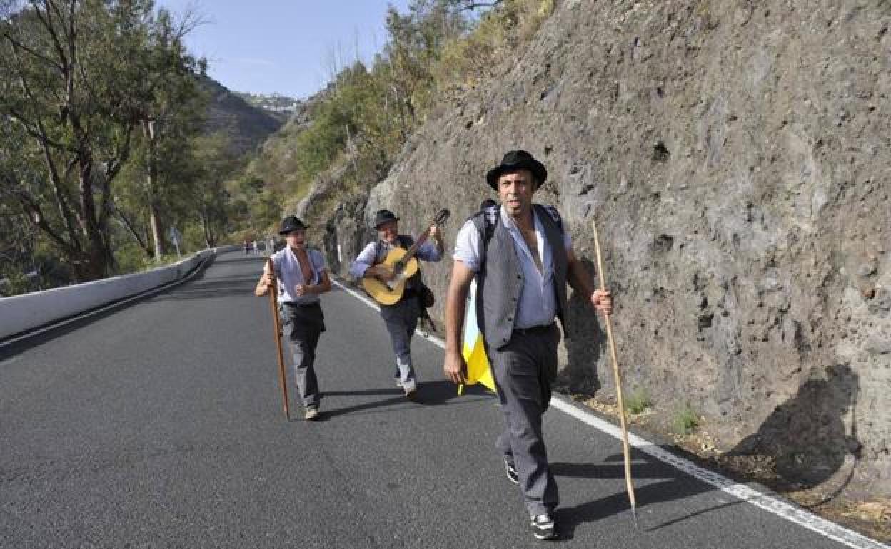 Peregrinos de camino a Teror en la carretera GC-21. 