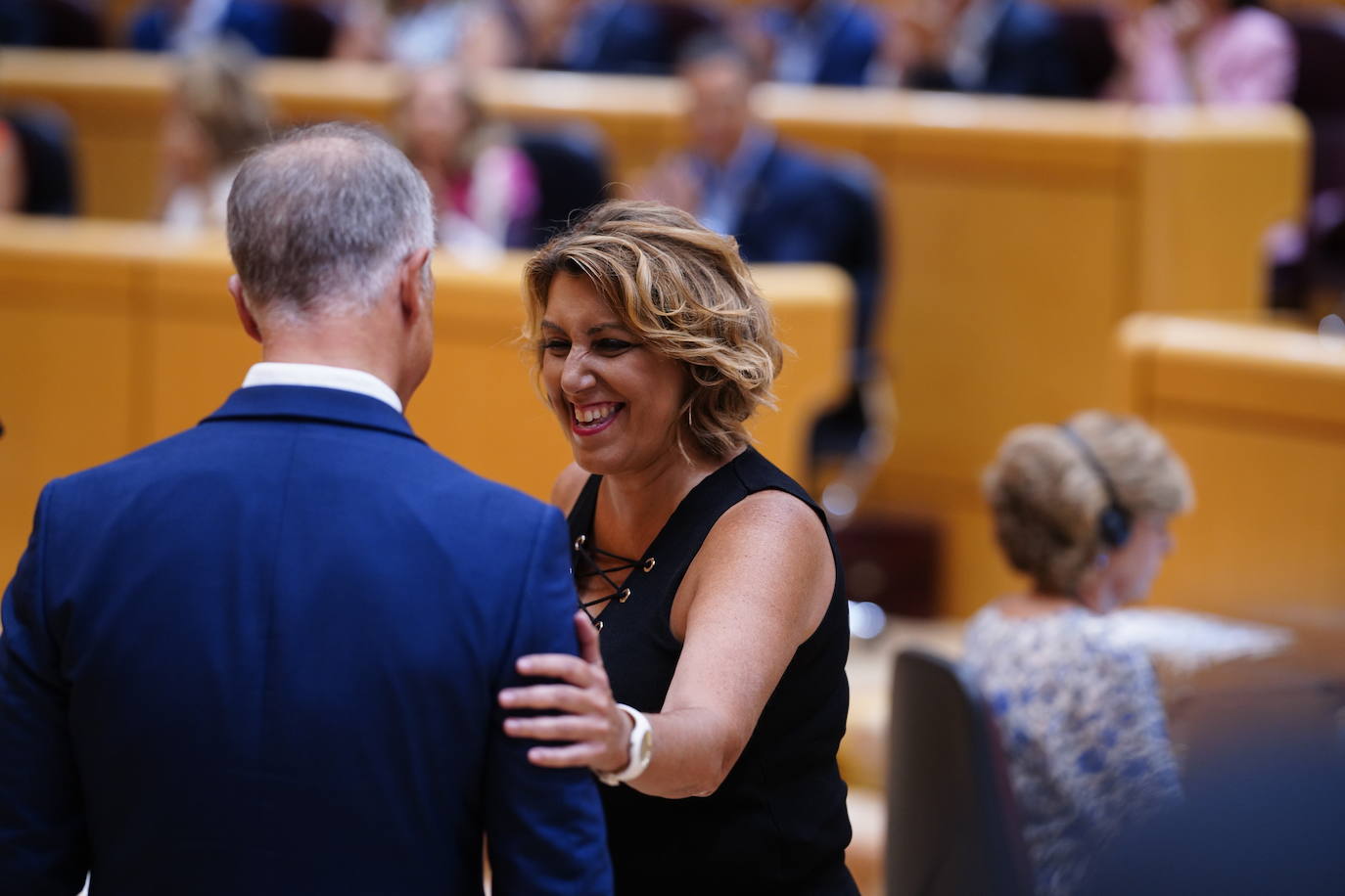 La nueva senadora por Andalucía, Susana Díaz, saluda al presidente del Senado, Ander Gil, tras jurar la Constitución. 