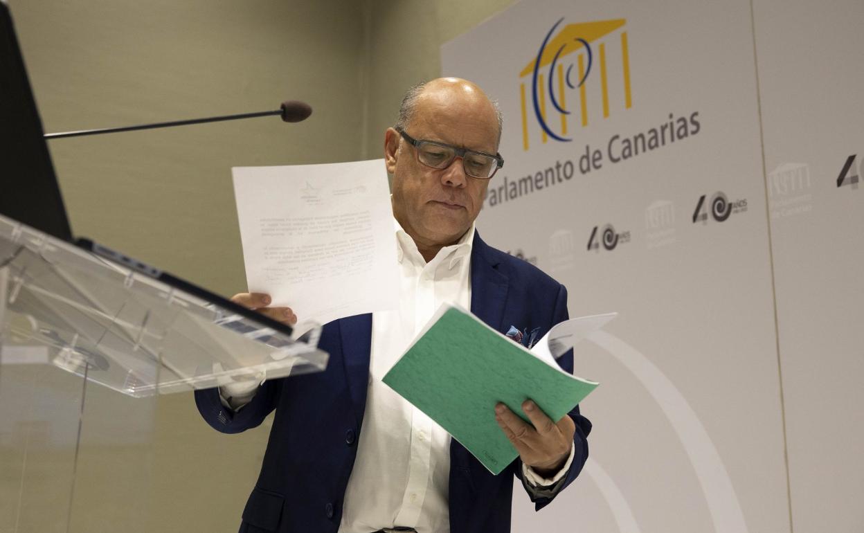 El portavoz parlamentario de Coalición Canaria, José Miguel Barragán, durante la rueda de prensa ayer. 