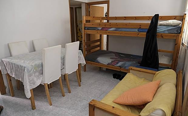 Imagen principal - Las literas en el salón, desatascando las alcantarillas y el cartel de protesta de Rafael. 