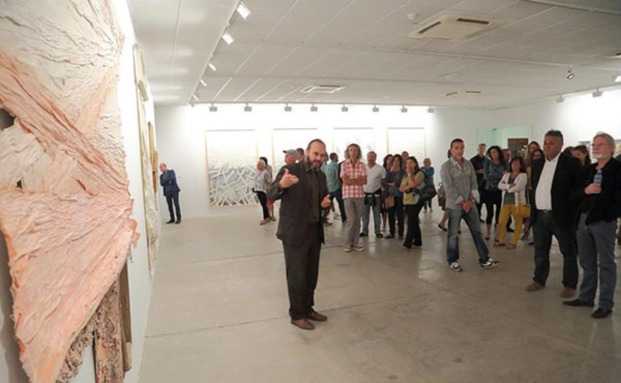 Actividad en el Centro de Arte Juan Ismael, espacio incluido en el servicio de vigilancia a contratar. 