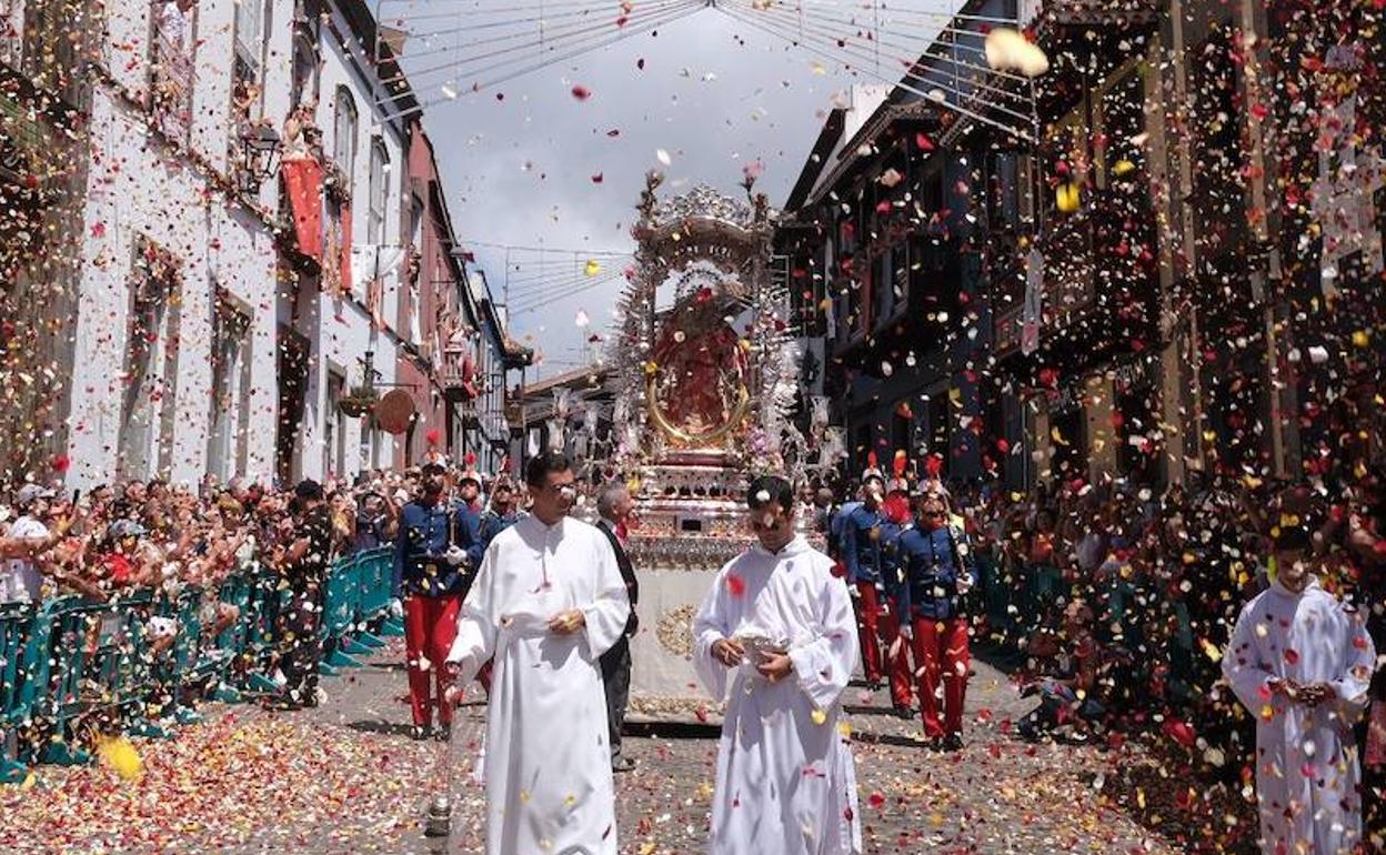 Imagen de la lluvia de pétalos durante la procesion de la Virgen del Pino. 