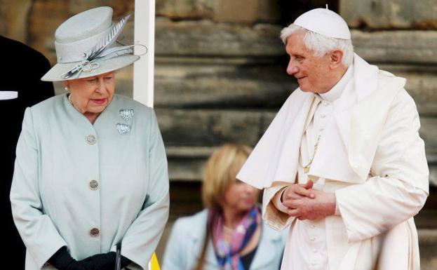 La monarca, con Benedicto XVI, el antecesor del actual Papa