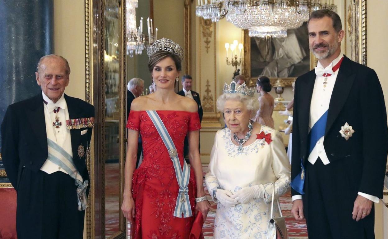 Felipe y Letizia, en abril de 2017, en la visita de Estado que hicieron a la reina Isabel II y el duque de Edimburgo.