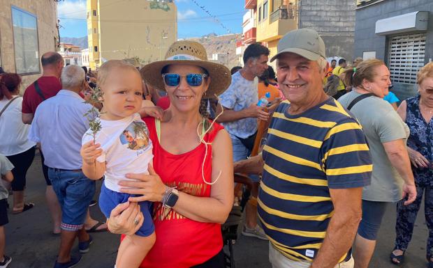 Ana Cubas y José Daniel Pérez, junto a su nieto Jaziel Ramírez.