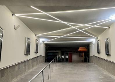Imagen secundaria 1 - Los trabajos en las cuarterías que dan a Domingo J. Navarro. Abajo, a la derecha, la iluminación del acceso al teatro y la preinstalación de las placas fotovoltaicas. 