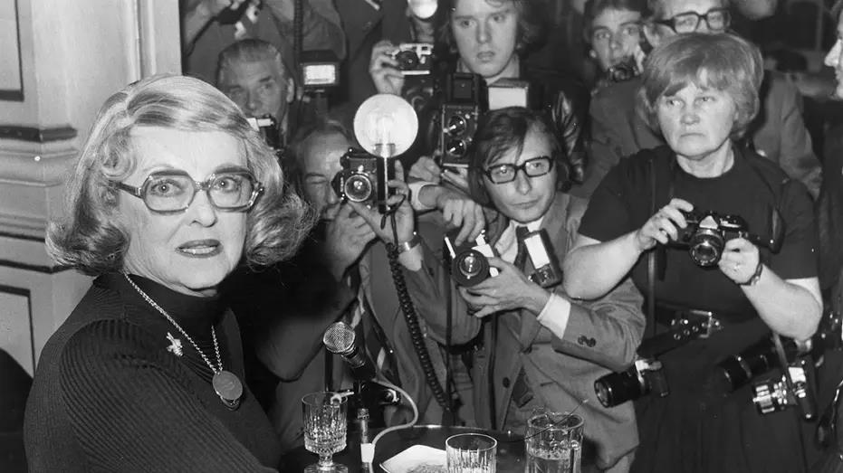 Bown, a la derecha, con sus cámaras, durante una rueda de prensa de la actriz Bette Davis
