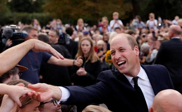 El príncipe Guillermo saluda a los ciudadanos frente al castillo de Windsor./REUTERS