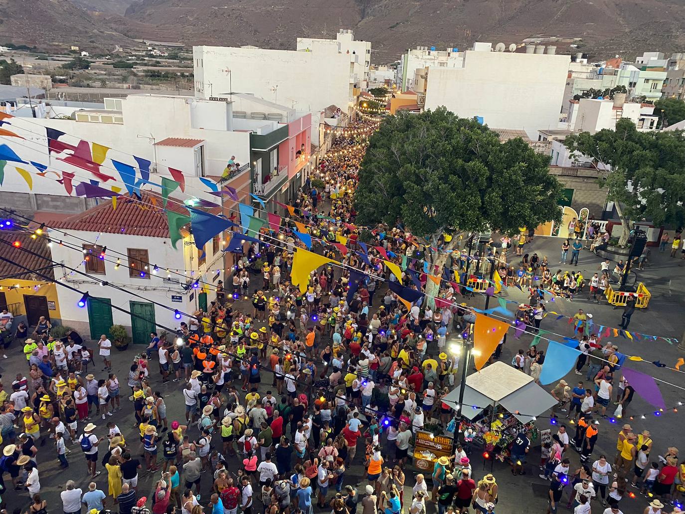 Miles de personas bailan al ritmo de la Banda de Agaete en la Bajada de La Rama en La Aldea. 