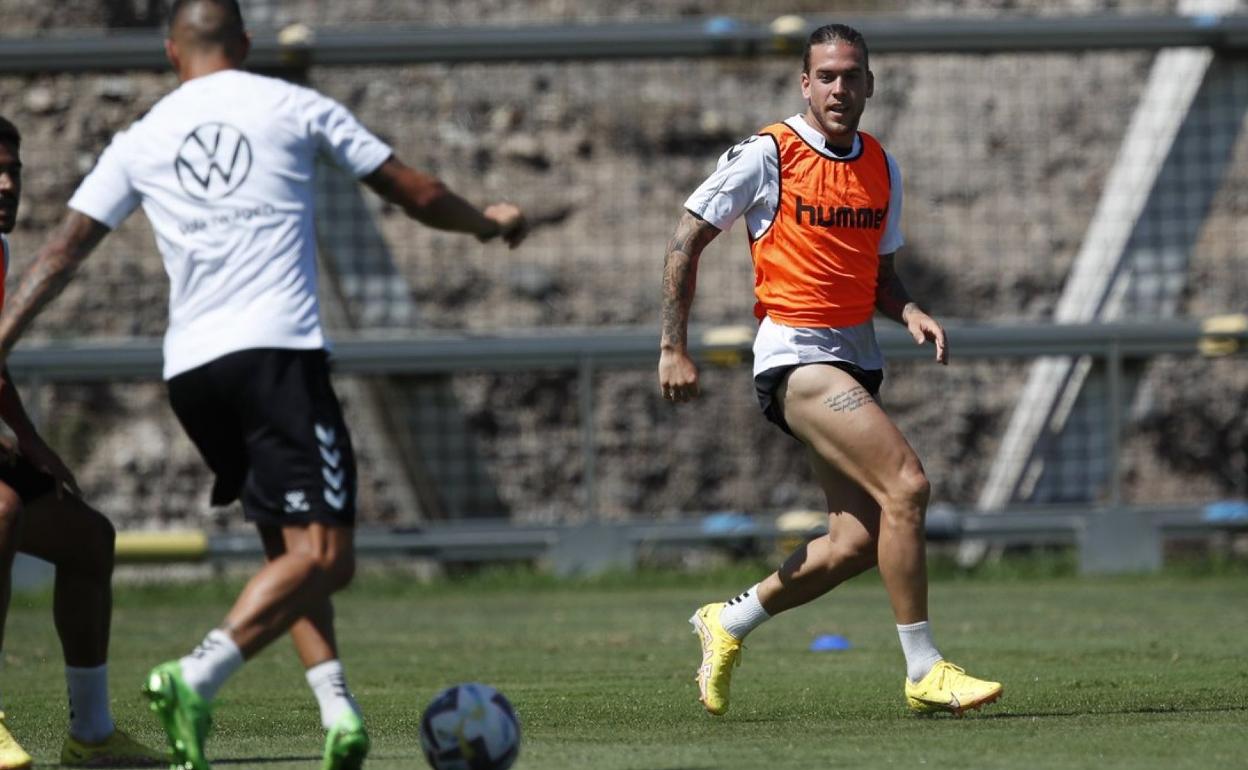 Álvaro Jiménez, entrenándose con el grupo con total normalidad. 