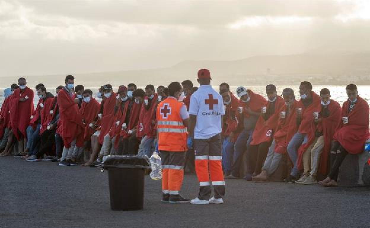 Imagen del rescate de las tres pateras en Lanzarote. 