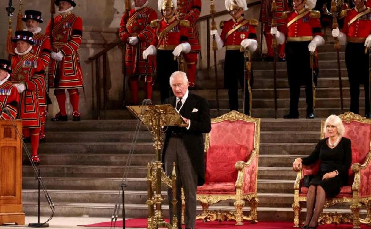 El rey Carlos III realiza su primer discurso en el Parlamento británico, junto a la reina consorte Camilla. 