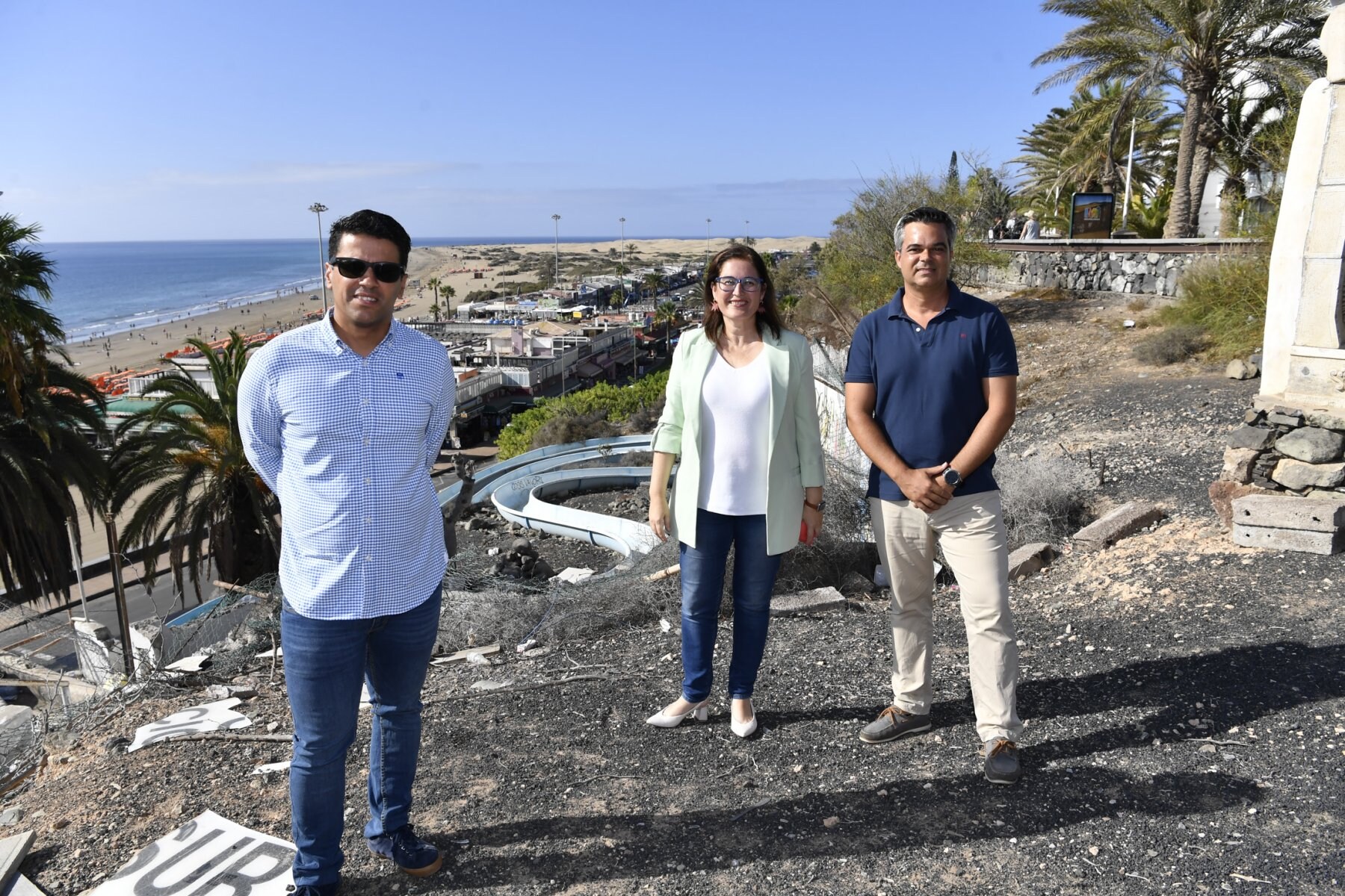 Samuel Henríquez, Inés Rodríguez y Alberto Riera, sobre la parcela del Tobo Playa. 