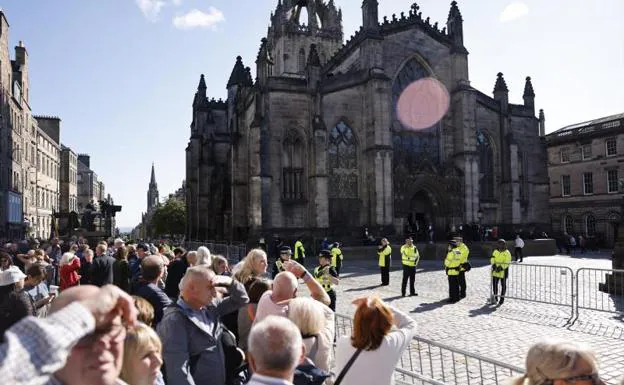 Miles de personas hacen cola frente a la iglesia de Saint Giles, en Edimburgo, para dar su último adiós a Isabel II.