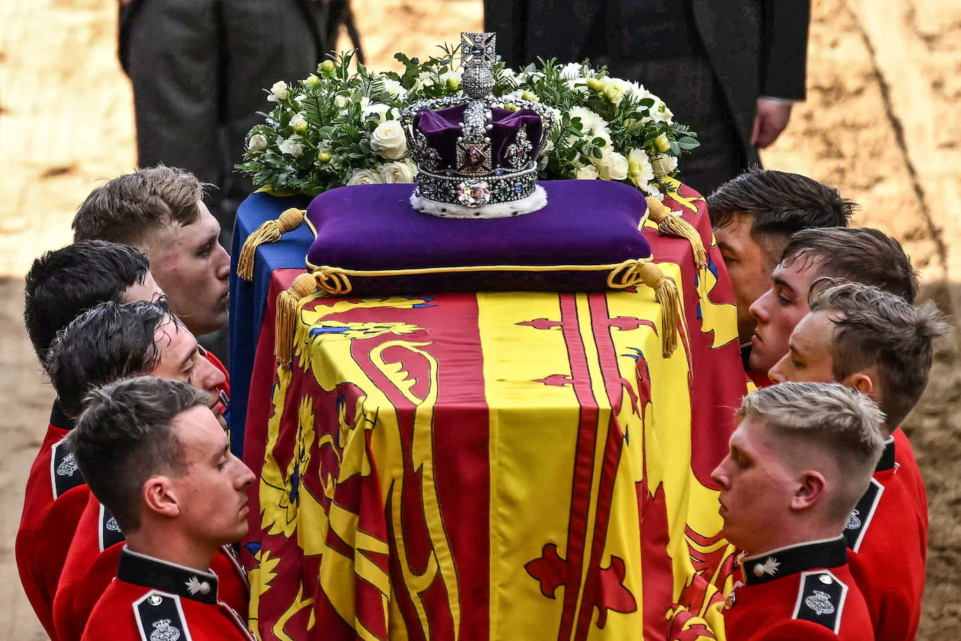 Miembros del 1er Batallón de Granaderos de la Guardia se preparan para llevar el ataúd de Isabel II al Palacio de Westminster.