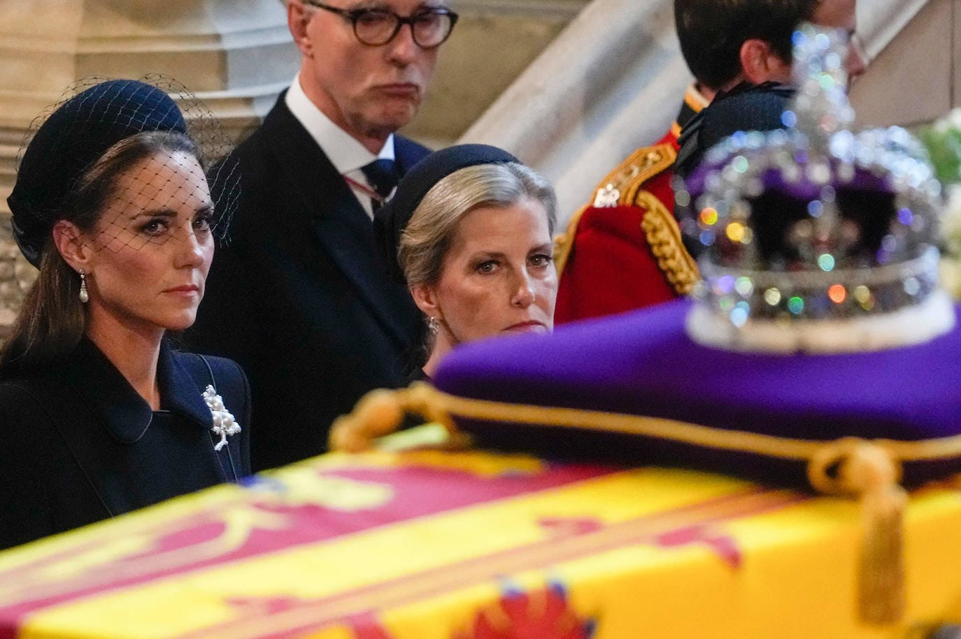 Catalina, duquesa de Kent, y Sophie, condesa de Wessex, presencian la llegada del féretro a Westminster.