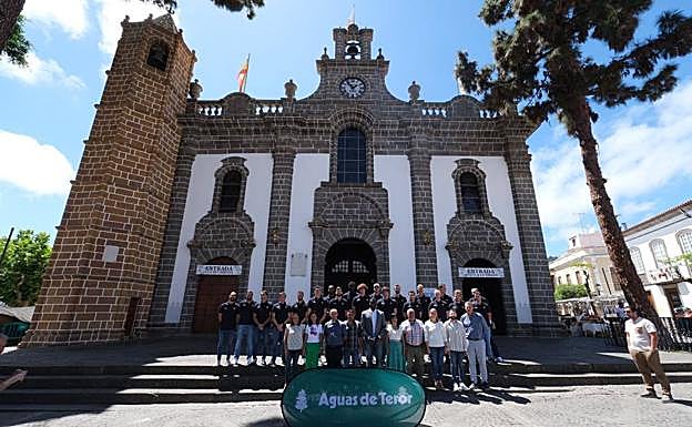 La plantilla claretiana posa delante de la Basílica del Pino. 