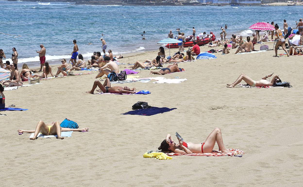 Imagen de archivo tomada en la playa de Las Canteras, en la capital grancanaria