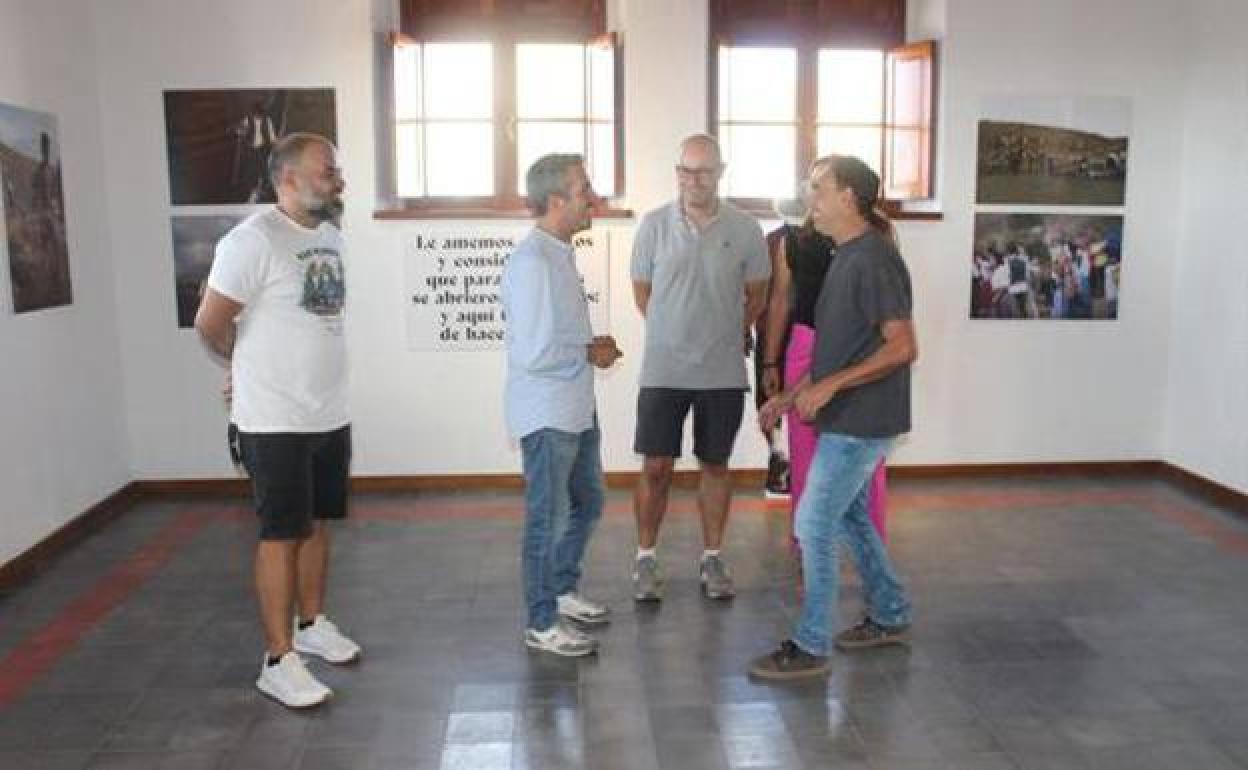 Javier Melián departe con Rayco León, consejero de Cultura, en la inauguración de la muestra en el Hospitalito. 
