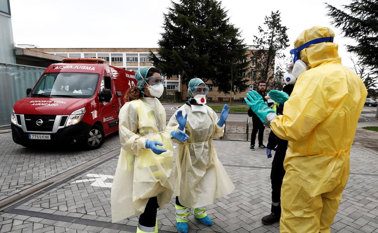 Sanitarios en un hospital de Pamplona. 