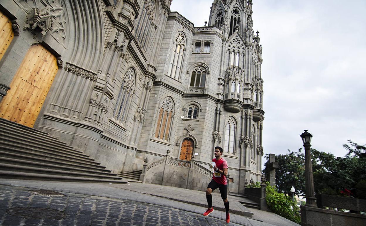 Un atleta pasando por delante de la Catedral de Arucas. 