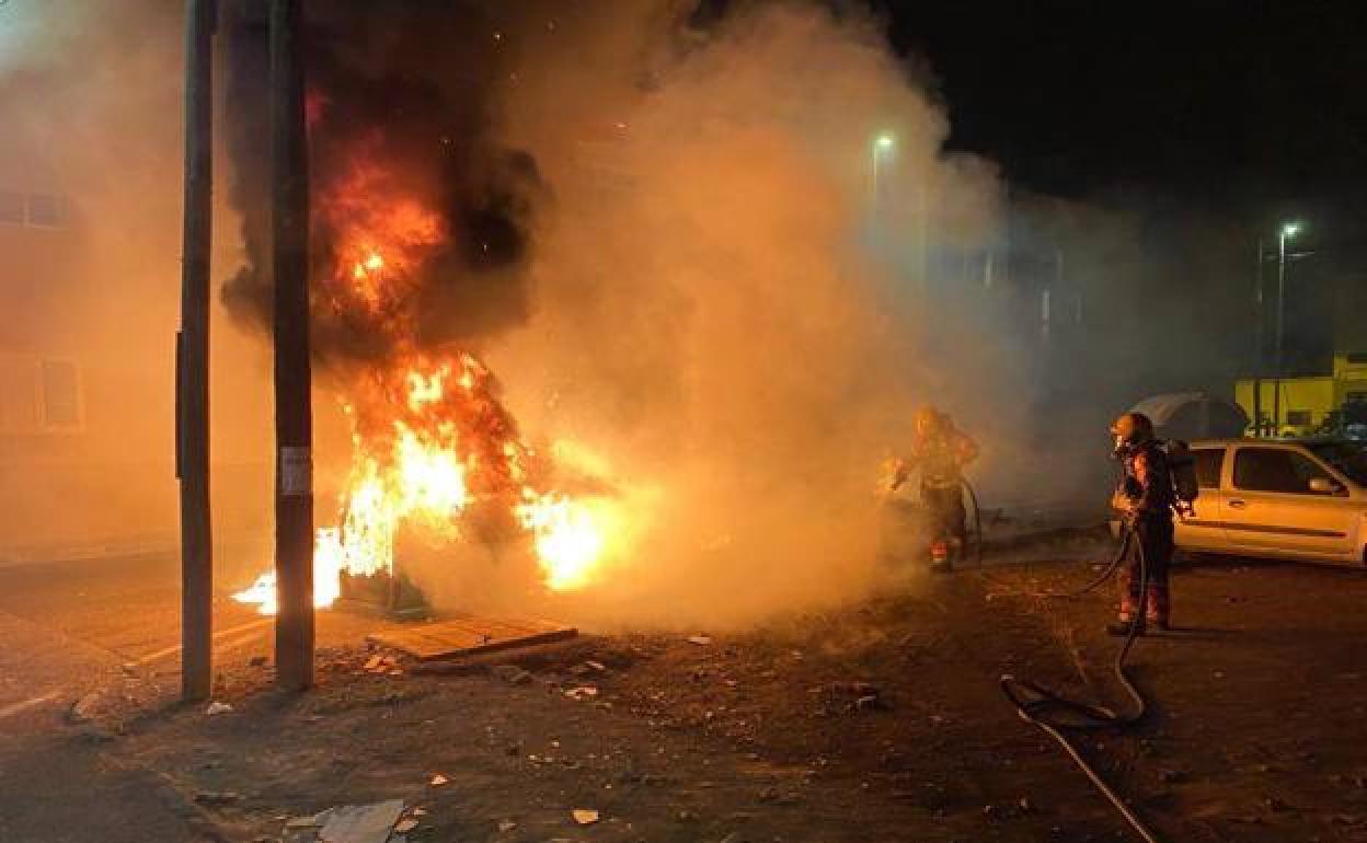 Imagen de uno de los contenedores ardiendo. 