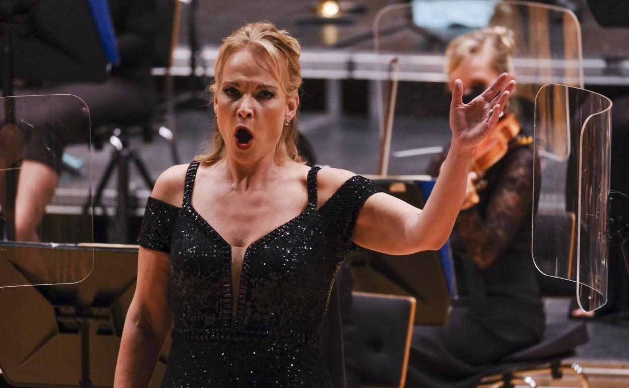 Elina Garanca, en noviembre de 2020, durante el concierto que protagonizó junto a la OFGC, en el Auditorio Alfredo Kraus. 