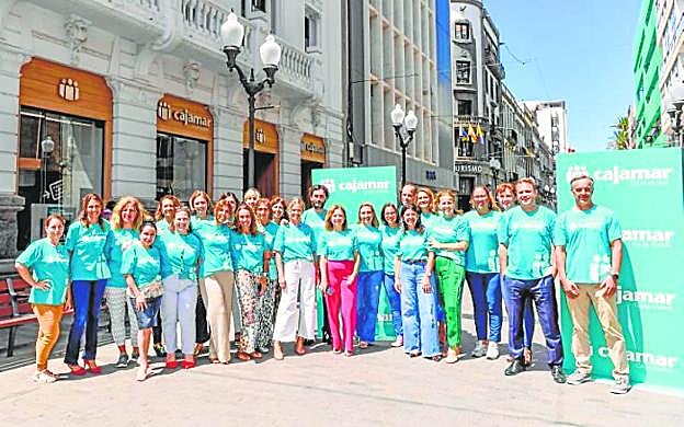 Parte del equipo de Cajamar posó junto a su sede central, en la calle Triana. 