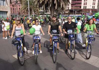 Imagen secundaria 1 - Unas 5.000 personas participan en la fiesta de la bici de la capital