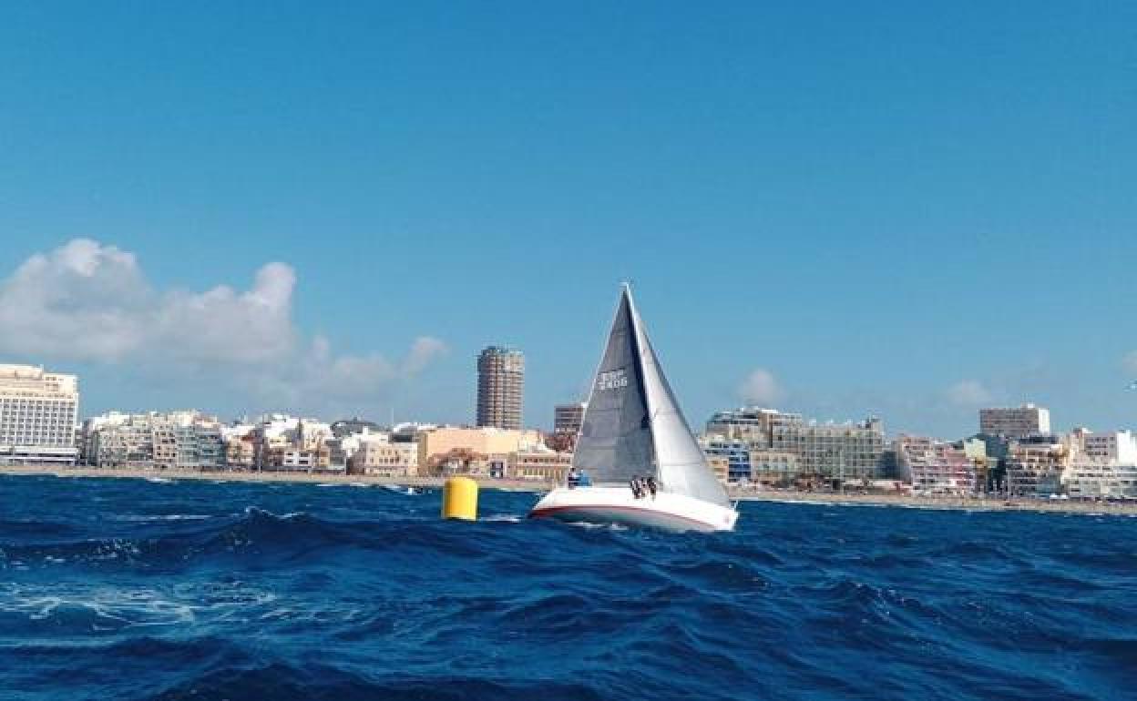 Una de las regatas en Las Canteras ayer. 