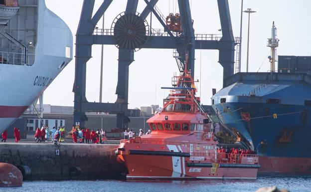 Salvamento marítimo tras una operación de rescate de migrantes reciente en aguas canarias. 