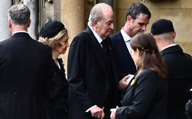 El rey Juan Carlos y la reina Sofía, llegan junto a los reyes de Holanda a la abadía de Westminster para asistir al funeral de Estado por Isabel II.