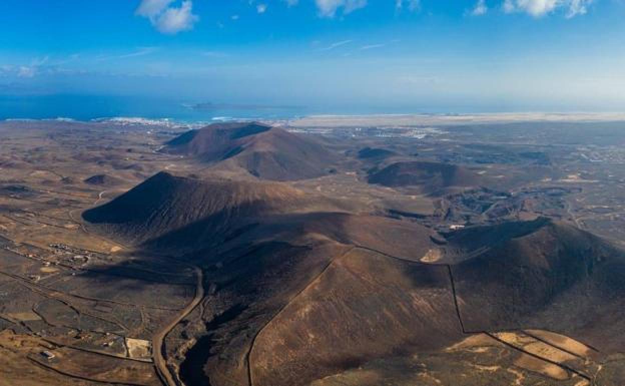 Algunos de los siete volcanes que integran la ruta del Malpey de Bayuyo, entre ellos y en primer término, Calderón Hondo, en Lajares. 