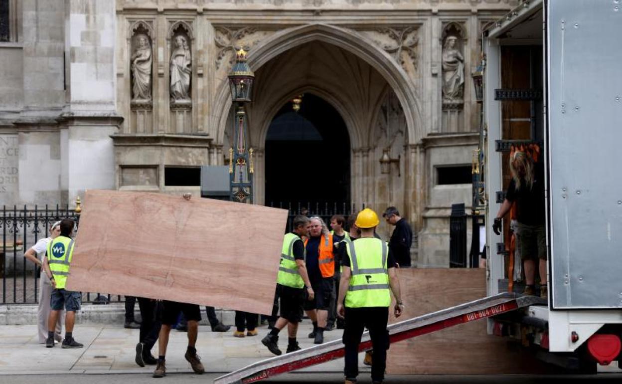 Operarios realizan labores de limpieza y desmontaje frente a la abadía de Westminster. 