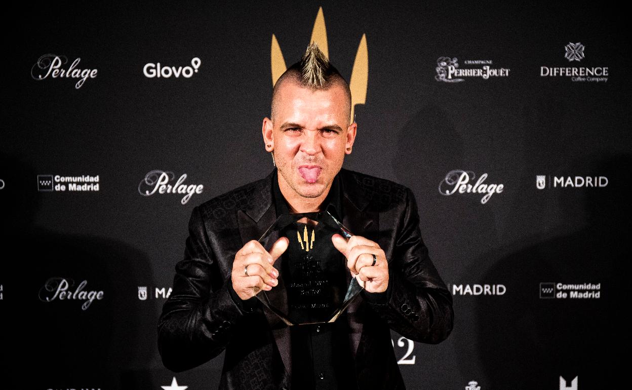 Dabiz Muñoz sujeta el galardón recibido en Madrid como mejor chef del mundo.