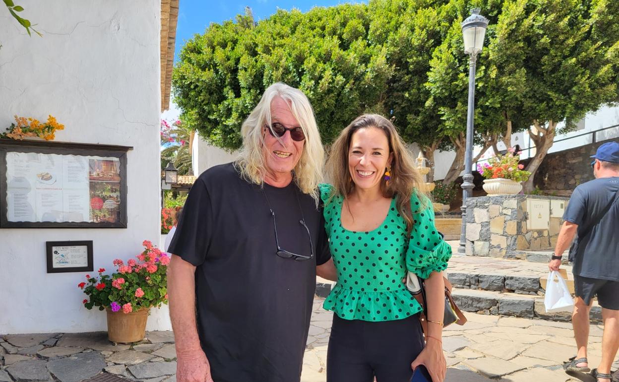 La consejera Jessica de León y Reiner Loos, fotógrafo y pionero del turismo en Betancuria, artífice de la Casa de la Naturaleza. 