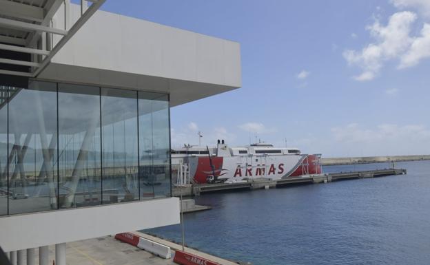 Las Palmas desbanca a Agaete como primer puerto en tráfico con Tenerife 